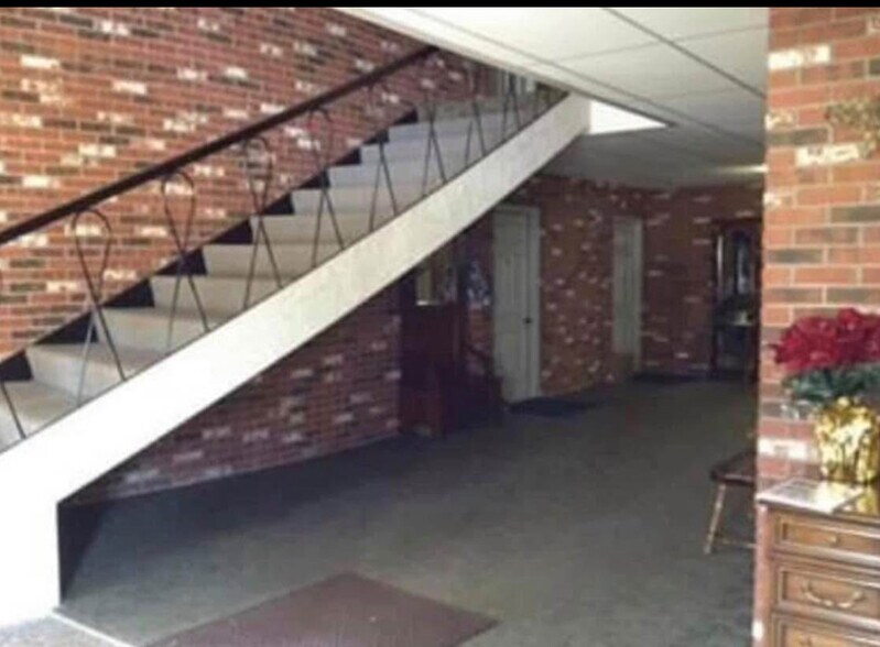 Building Photo - 2526 Rebecca Ct W