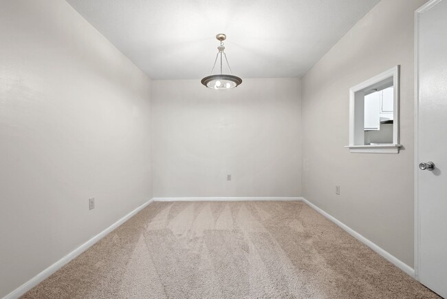 Building Photo - Bolinwood condo available mid-June!! 3 beds, 2 baths in GREAT location in Chapel Hill!