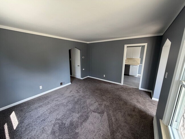 Building Photo - 3bd Bungalow w/basement
