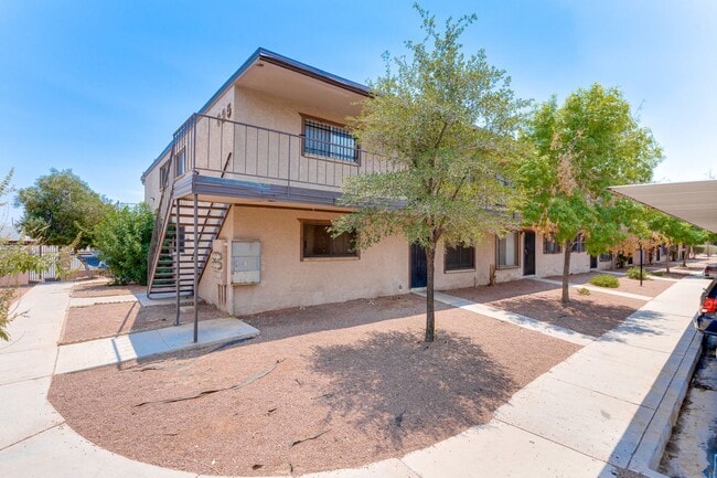 Building Photo - Charming Upstairs Unit with Prime Location...