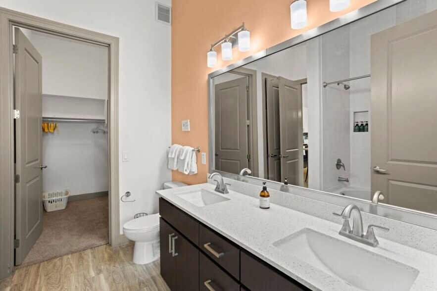 Building Photo - 555 N College Ave