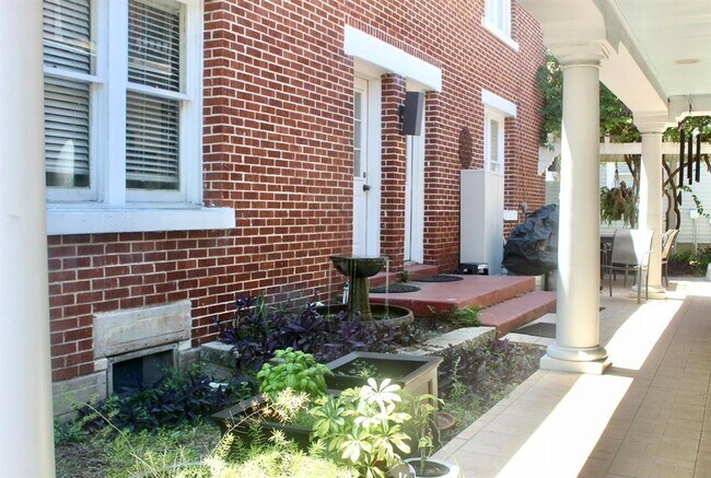 Building Photo - 701 W Swann Ave