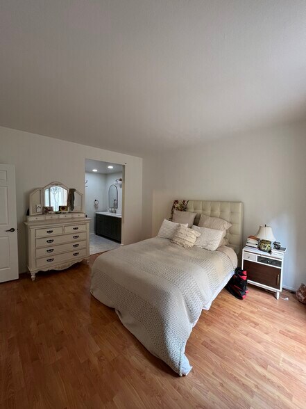 master bedroom - 511 N Jackson St