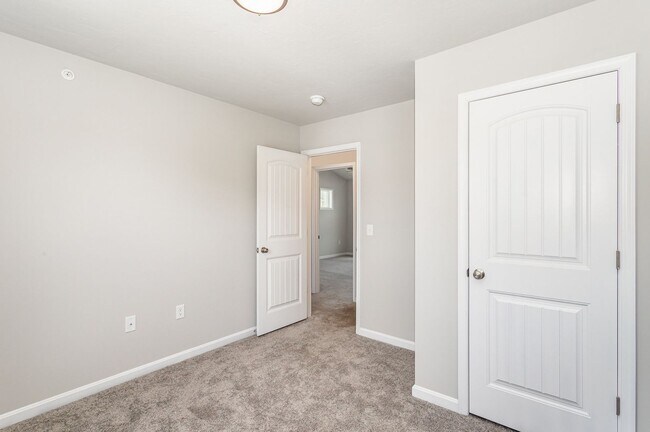 Building Photo - 652 N College St