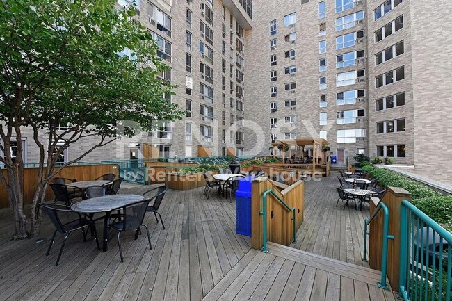 Building Photo - Available July 15th 2 Bedroom 2 Bath Condo in Minneapolis
