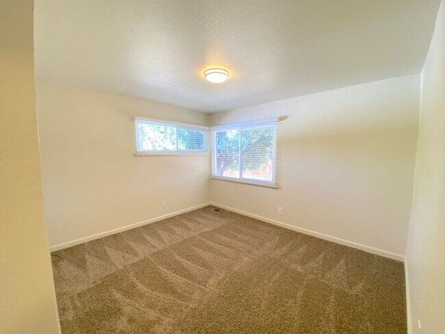 Building Photo - Like Brand New! - Single Story House in North Central Reno