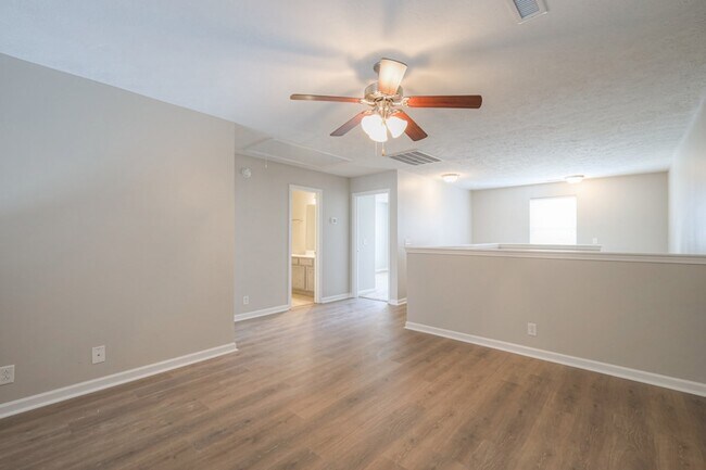 Building Photo - 911 Dahlia Dr