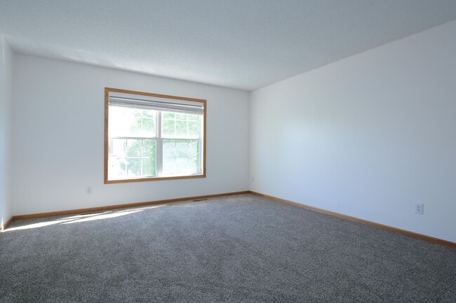 Building Photo - Beautiful 3-Bed 3-Bath Townhouse in Shakopee - Available Now!