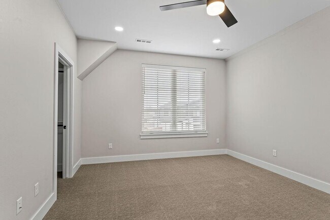 Building Photo - 3505 SW Radiance Ave