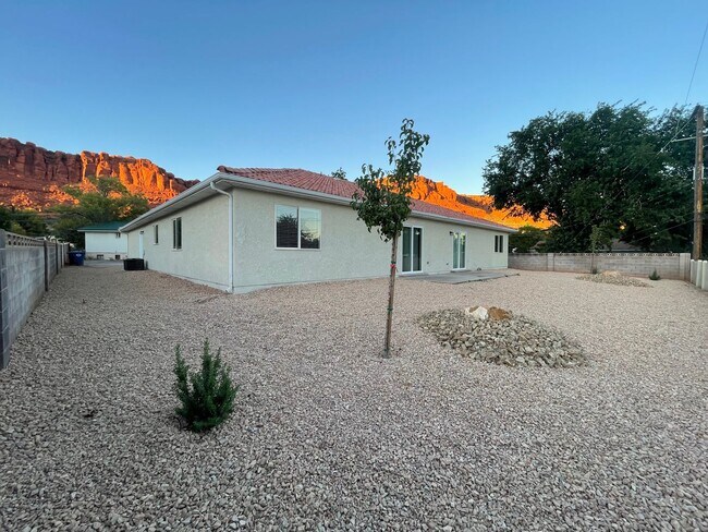Building Photo - 3 Bedroom Duplex!!