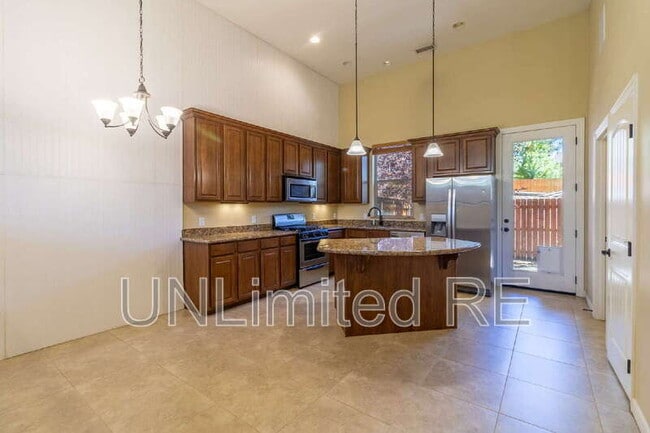 Building Photo - 425 E Woodland Dr