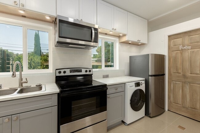 Building Photo - Chic 2BD/1BA ADU in Beautiful Granada Hills
