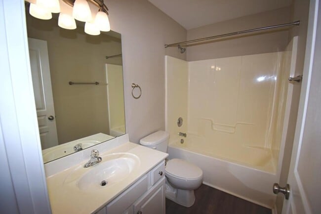 Building Photo - 1077 Woodglen Ln