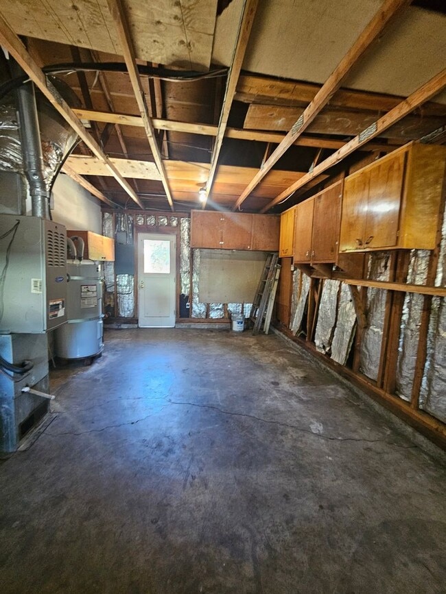 Building Photo - Home in Ideal Location with Large Backyard!