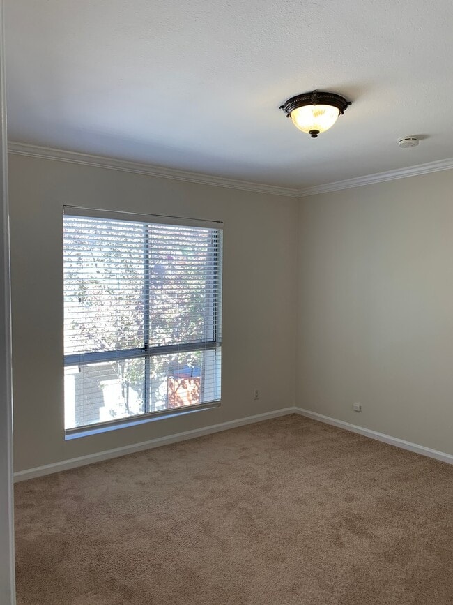 Building Photo - Light and Bright Two Story Townhome!