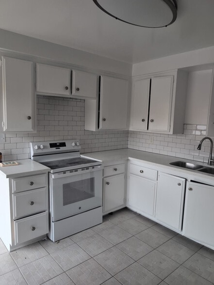 Building Photo - 2435 W 227th St