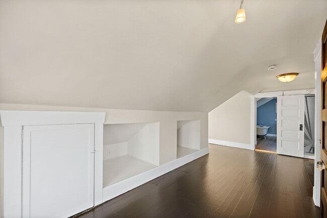 Building Photo - Charming 2-Bed 2-Bath Tacoma Craftsman | S...