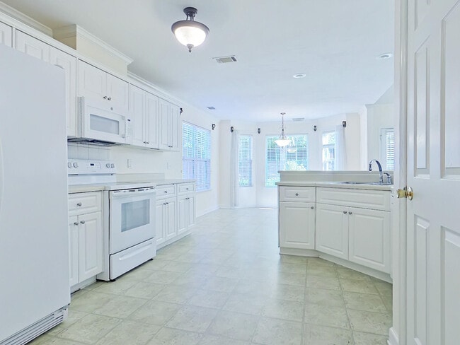 Building Photo - 615 Ventana Dr