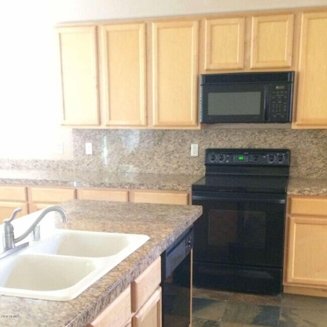 Building Photo - 682 W Raven Dr