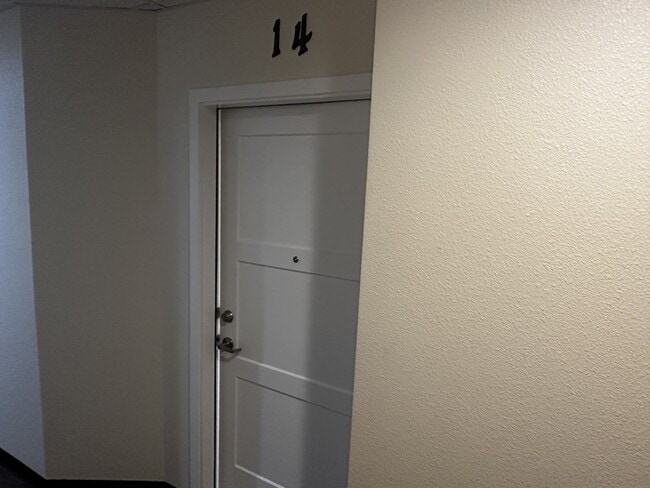 Building Photo - 1935 W Table Rock Rd