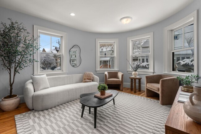 Building Photo - Amazing 3 bed 3 bath in Allston