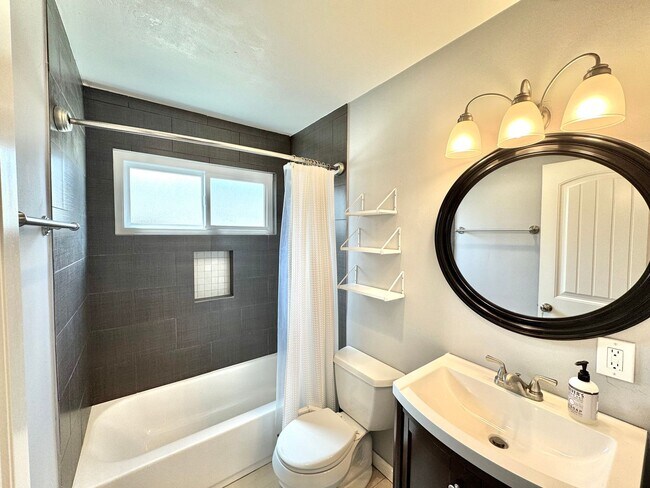 Building Photo - Huge Oak Park Home! 4bd/2.5ba house with incredible yard w/ VIEWS + spa, A/C, garage, W/D!