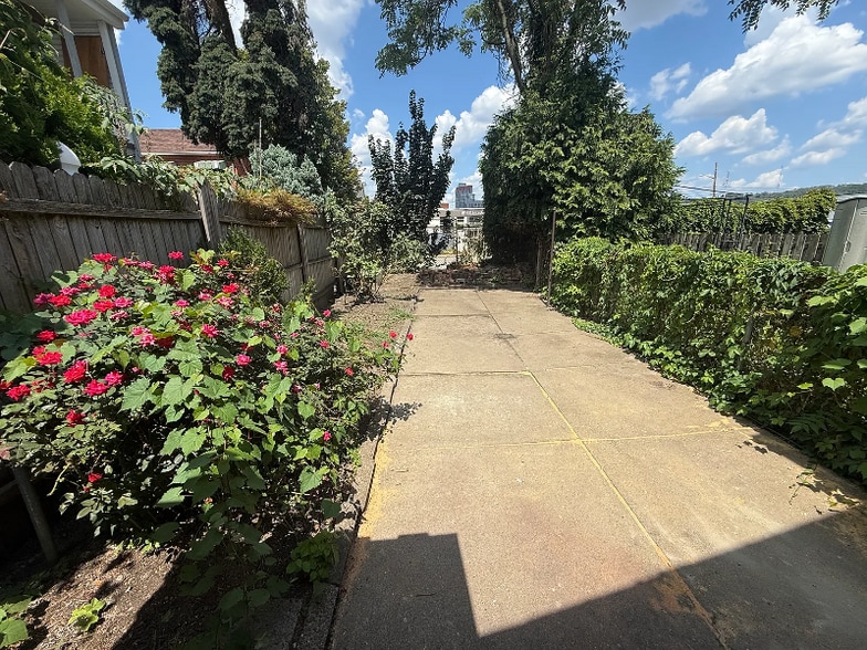 Building Photo - 1307 Bingham St