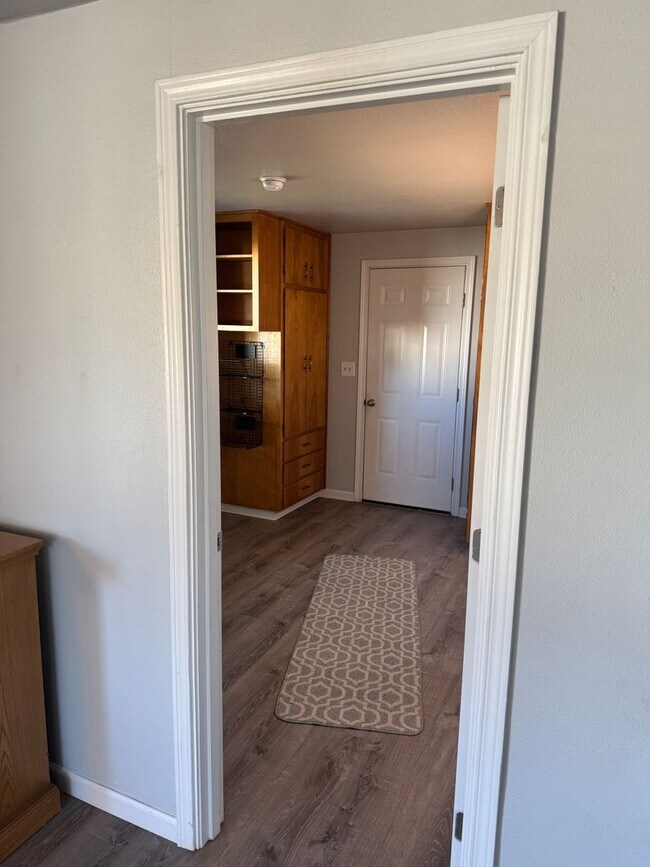 Building Photo - Super cute 2 bedroom, 1 bath house!