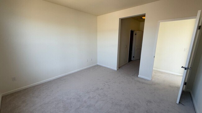 Building Photo - Epic REA - Top floor, Sweeping Views, 3 BR...