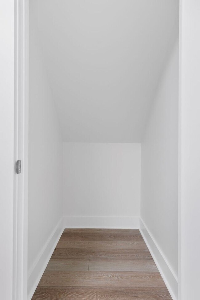 Building Photo - Four Bedroom Four Bath Home