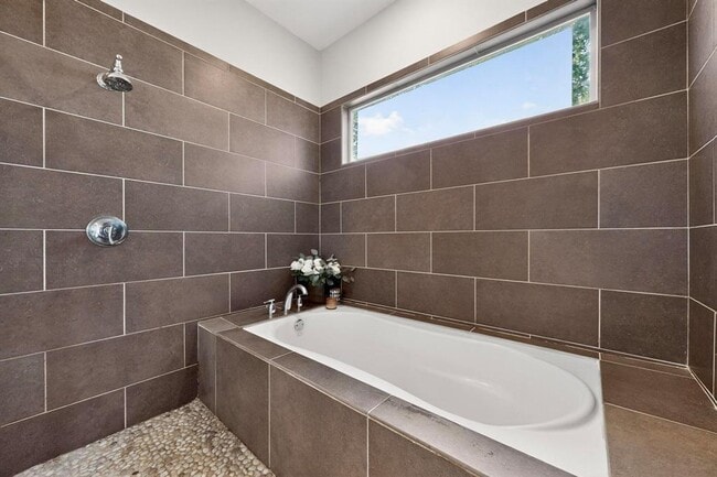 Building Photo - 807 W Gibson St