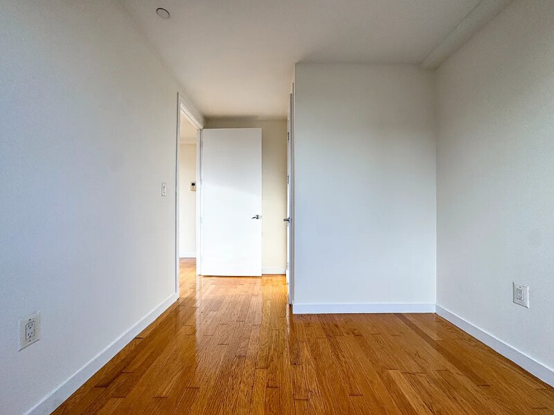 Building Photo - 924 Metropolitan Ave