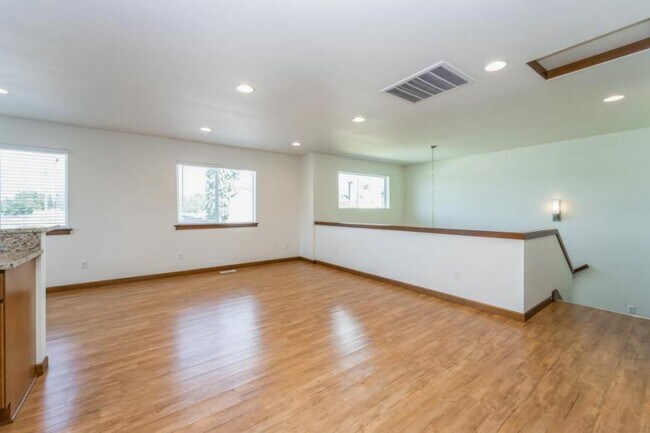 Building Photo - 2 bedroom in Seattle WA 98108