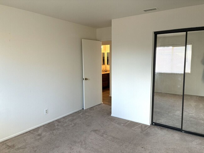 Building Photo - GREAT NEIGHBORHOOD IN RIALTO HILLS 4BED+2BATH