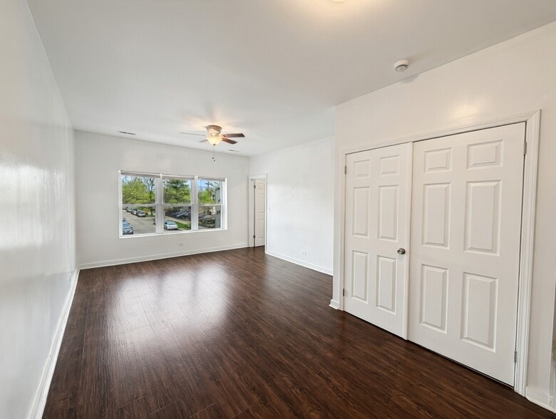 Building Photo - 5833 W Irving Park Rd