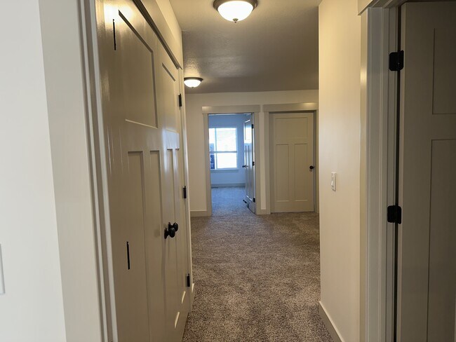 Building Photo - 848 250 N