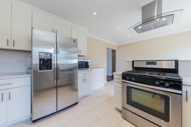 Building Photo - 833 2nd St