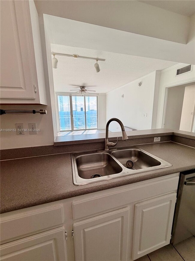 Building Photo - 2665 SW 37th Ave