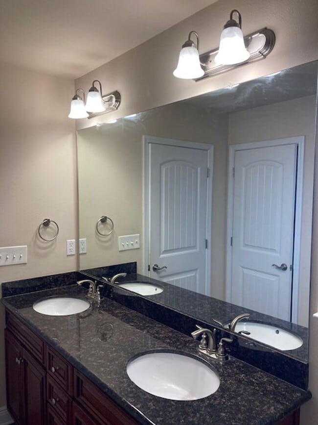 Building Photo - Spacious 4 Bedroom