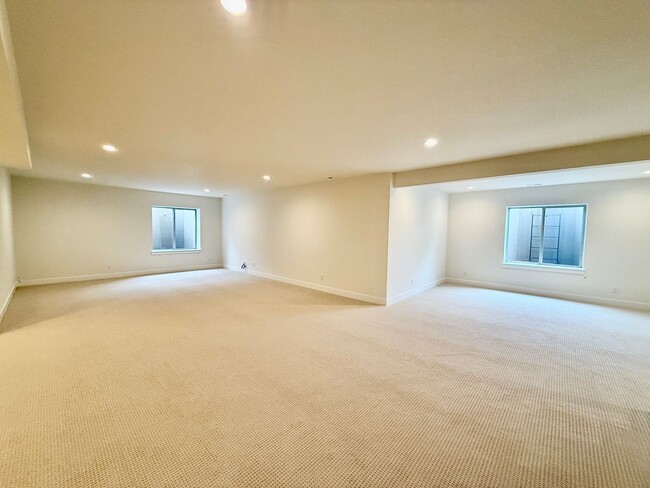 Building Photo - Luxury Living in Kissing Camels – 4 Bed | ...