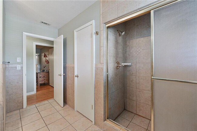 Building Photo - AUGUST PRE-LEASE!! 4 bed, 3 bath house on HUGE lot walking distance to Texas A&M!