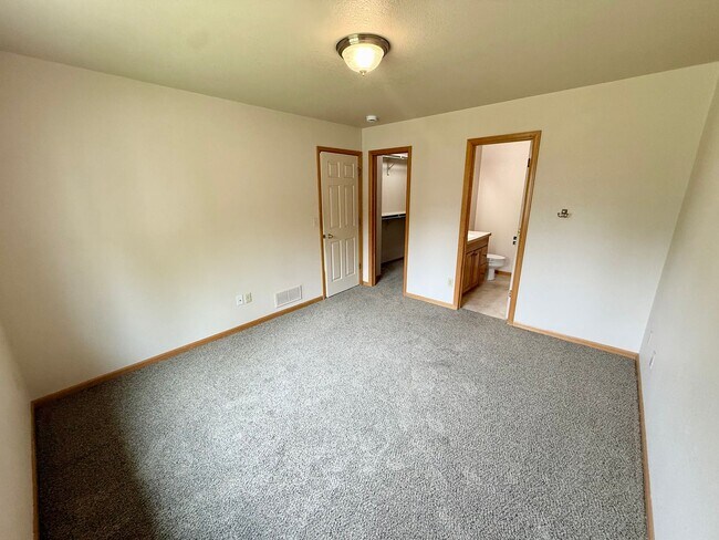 Building Photo - Ranch Style Home Located on Dead-End Street, Easy Access to I-25