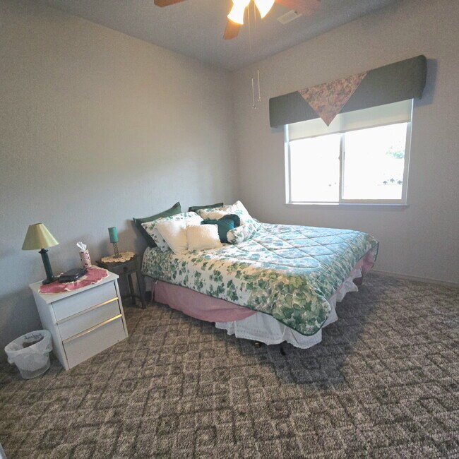 Building Photo - Flathead Lake- 2 bed, 1 bath, 2 car garage