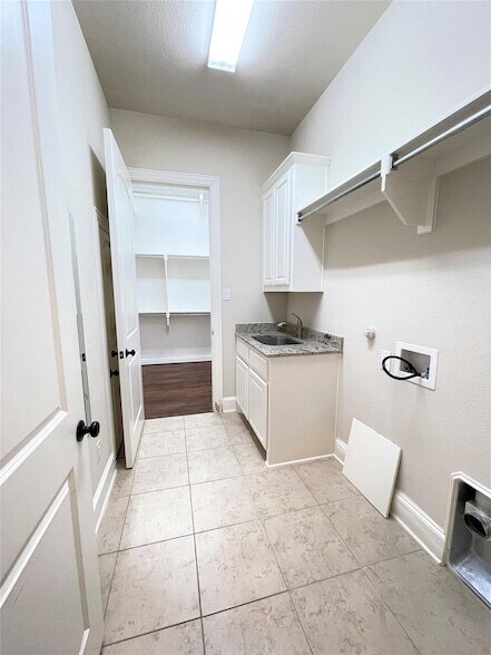 Building Photo - 2026 Artemis Ct