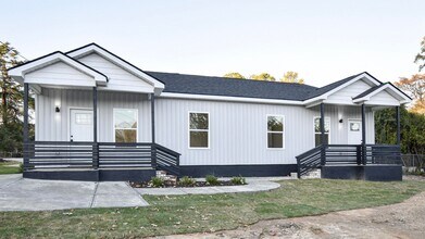 Building Photo - ~2122 Circular Drive