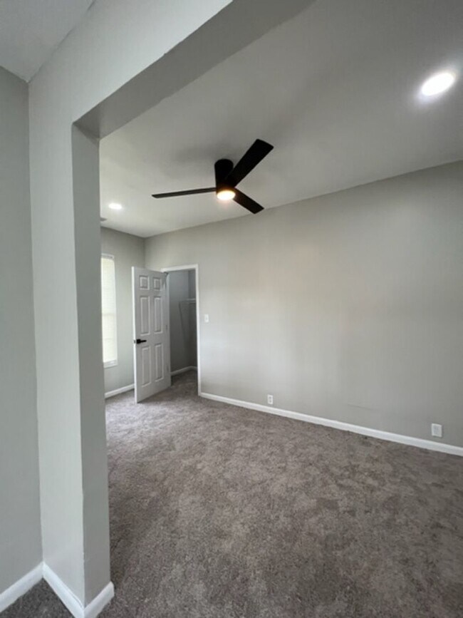 Building Photo - Three Bedroom Duplex Located Near Meridian St and 30th Street