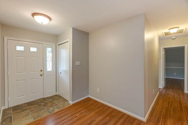 Building Photo - 3303 Spring Lake Ct