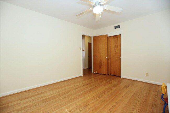 Building Photo - Wonderful mid century one story home, rece...