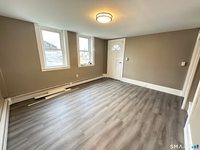 Building Photo - 40 Oak St