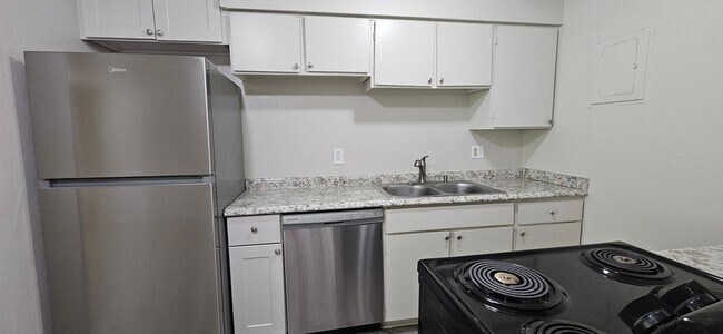 Building Photo - AVAILABLE NOW! Arvada 3 Bed 2 Bath Duplex New Paint New Flooring!